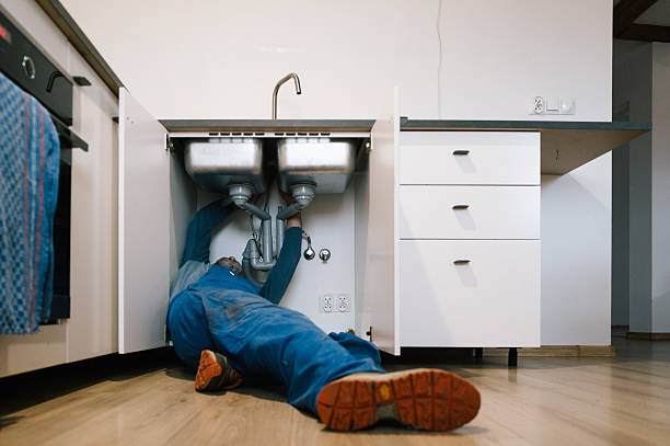 Professional Emergency Plumber technician working in Millstone, KY